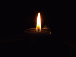 Черная восковая свеча